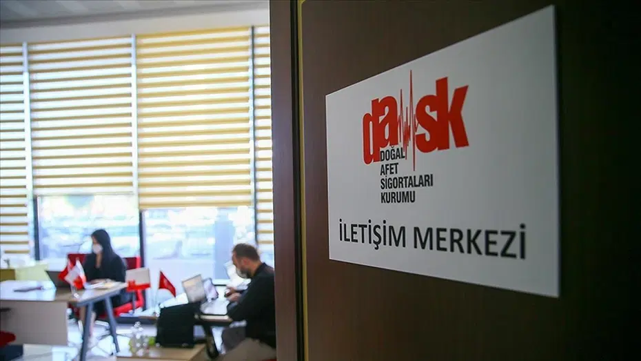 DASK Genel Şartları'nda yapılan değişiklikle birlikte ev alım-satımında poliçe devri süreci yeniden düzenlendi. Tapu ve DASK poliçesinin yer aldığı masa üzerinde yeni ev anahtarları