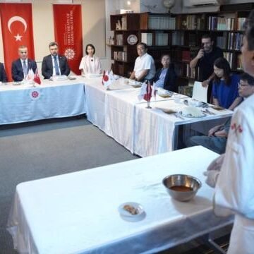 Japonya'nın başkenti Tokyo'da düzenlenen Türk Mutfağı Atölyesi, iki ülkenin damak tadını bir araya getirdi. Tokyo'da düzenlenen Türk Mutfağı Atölyesi'nde şeflerin yemek hazırladığı an