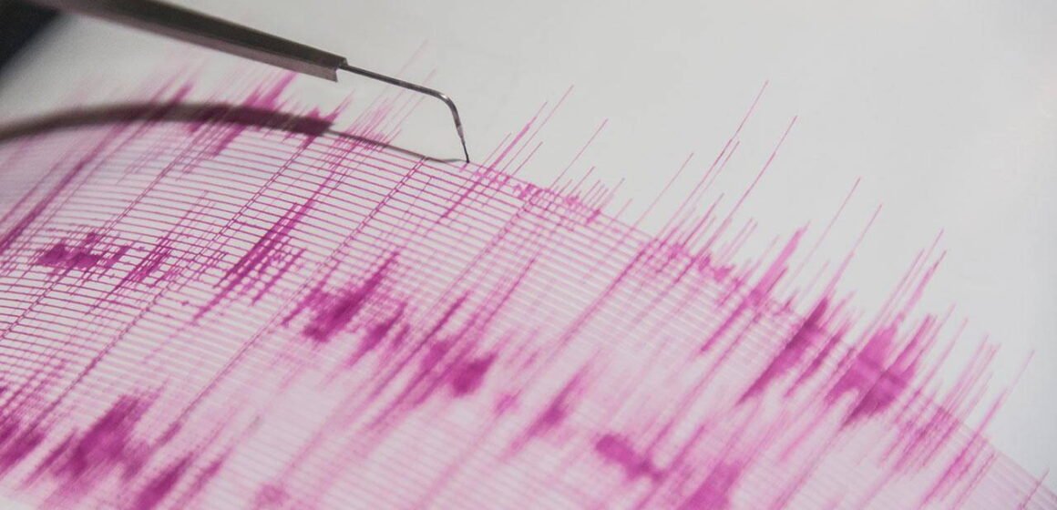 Tokyo'da gece saatlerinde yaşanan deprem sonrası sokağa çıkan vatandaşlar