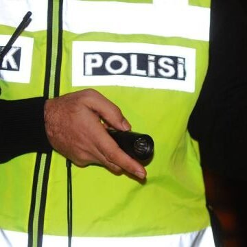 Trabzon'da drift yapan iki sürücüye 281 bin lira ceza ve araçlara men işlemi uygulandı. Trabzon'da drift yapan iki sürücüye 281 bin lira ceza kesildiği operasyona ait görüntü