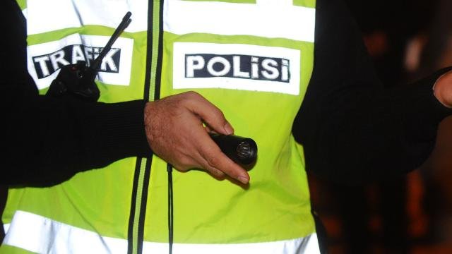 Trabzon'da drift yapan iki sürücüye 281 bin lira ceza ve araçlara men işlemi uygulandı. Trabzon'da drift yapan iki sürücüye 281 bin lira ceza kesildiği operasyona ait görüntü