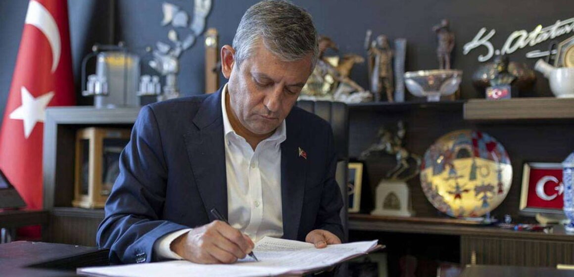 TBMM Başkanlığı, Meclis yerleşkesindeki oda tahsislerine ilişkin tartışmalı kararı sonuçlandırdı. Türkiye Büyük Millet Meclisi ana binası ve girişi
