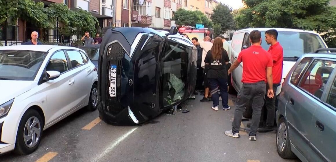 Atatürk Mahallesi Bahçevanlar Sokak'ta park halindeki 3 araca çarptıktan sonra devrilen otomobil, ekiplerin çalışmasıyla çekiciye alındı. Ümraniye'de park halindeki 3 araca çarpan otomobilin devrilmiş hali