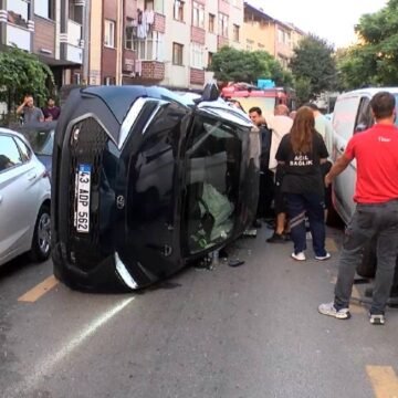 Atatürk Mahallesi Bahçevanlar Sokak'ta park halindeki 3 araca çarptıktan sonra devrilen otomobil, ekiplerin çalışmasıyla çekiciye alındı. Ümraniye'de park halindeki 3 araca çarpan otomobilin devrilmiş hali