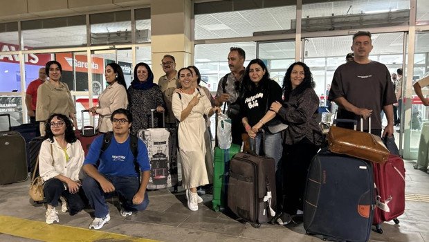 Tahran'dan kalkan ilk uçak Van Ferit Melen Havalimanı'na indi; yolcular çiçekle karşılandı. Van Ferit Melen Havalimanı'na inen Tahran uçağından yolcuların inişi ve Van TSO'nun çiçekli karşılaması