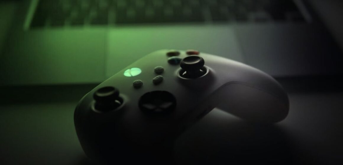 Xbox Game Pass oyun kütüphanesi ekranı ve oyun kumandası