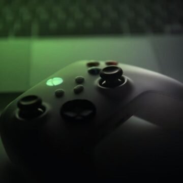 Free Play Days kapsamında Xbox Game Pass abonesi kullanıcılara üç oyun ücretsiz erişime açıldı. Xbox Game Pass oyun kütüphanesi ekranı ve oyun kumandası