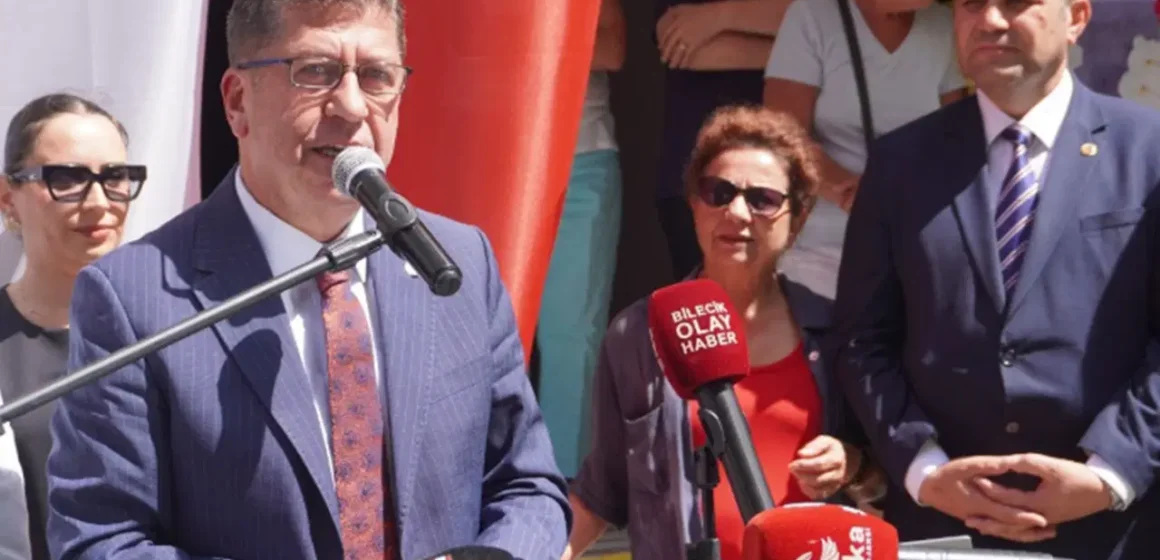 YENİ Parti Genel Başkan Yardımcısı Yaşar Tüzün açıklama yapıyor