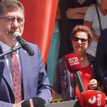 YENİ Parti Genel Başkan Yardımcısı Yaşar Tüzün, Menderes'teki seçim sonuçlarını değerlendirdi. YENİ Parti Genel Başkan Yardımcısı Yaşar Tüzün açıklama yapıyor