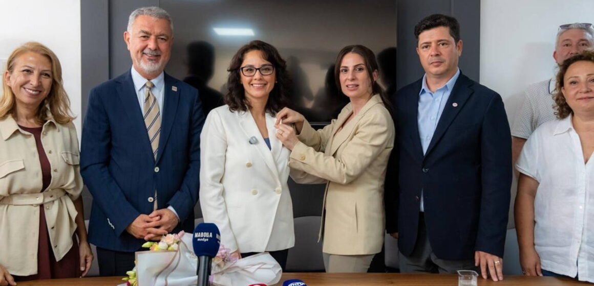 YENİ Parti'ye katılan Menteşe Belediye Başkanı Gonca Köksal Aras'a rozet takılması