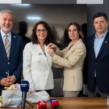 Menteşe Belediye Başkanı Gonca Köksal Aras, YENİ Parti Genel Başkan Yardımcısı Gizem Özcan'ın taktığı rozetle partili saflarına katıldı. YENİ Parti'ye katılan Menteşe Belediye Başkanı Gonca Köksal Aras'a rozet takılması