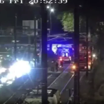 Zeytinburnu'nda T1 hattında çarpışan iki tramvay ve olay yerindeki ekipler