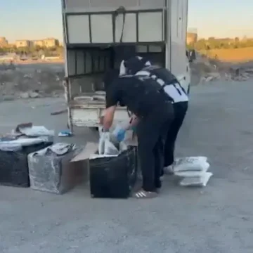 Zeytinburnu'nda uyuşturucu operasyonunda aracın içi