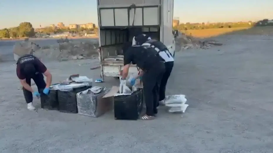 Zeytinburnu'nda düzenlenen operasyonda ele geçirilen 83 kilogram skunk maddesi için araçta yapılan arama Zeytinburnu'nda uyuşturucu operasyonunda aracın içi