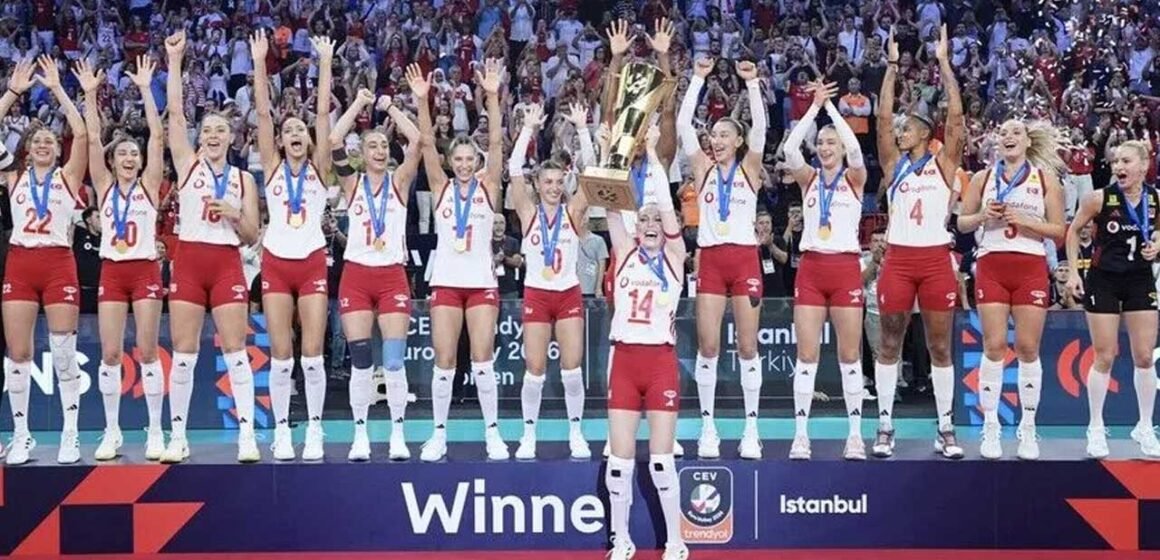 Filenin Sultanları, İstanbul'daki 2026 Avrupa Şampiyonası finalinde Sırbistan'ı 3-2 mağlup etti. A Milli Kadın Voleybol Takımı 2026 Avrupa Şampiyonası kupasını kaldırırken