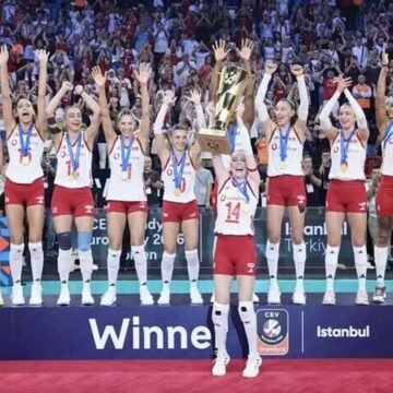 Filenin Sultanları, İstanbul'daki 2026 Avrupa Şampiyonası finalinde Sırbistan'ı 3-2 mağlup etti. A Milli Kadın Voleybol Takımı 2026 Avrupa Şampiyonası kupasını kaldırırken