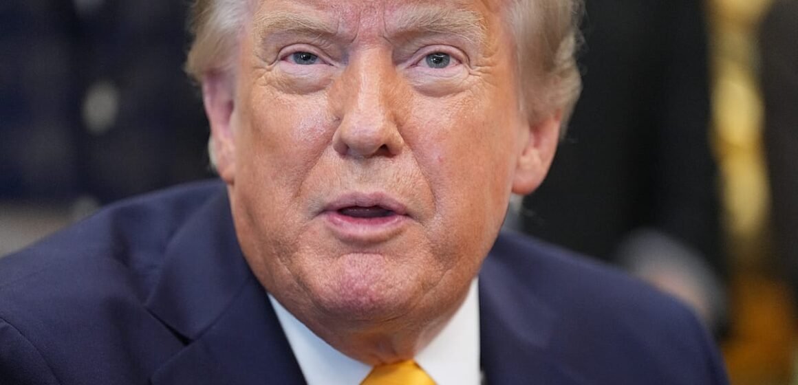 ABD Başkanı Donald Trump'ın Air Force One uçağıyla indiği havaalanında yürüdüğü an