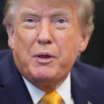 ABD Başkanı Donald Trump, Eylül 2026'da havaalanında. Kaynak: The AP. ABD Başkanı Donald Trump'ın Air Force One uçağıyla indiği havaalanında yürüdüğü an