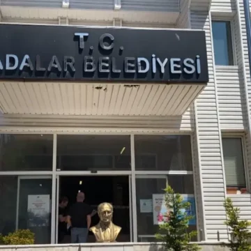 Adalar Belediye Meclisi, yeni başkanvekilini belirlemek üzere 21 Eylül 2026 Pazartesi günü toplanacak. Adalar Belediye Meclisi binası