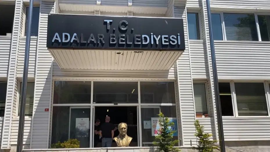 Adalar Belediye Meclisi, yeni başkanvekilini belirlemek üzere 21 Eylül 2026 Pazartesi günü toplanacak. Adalar Belediye Meclisi binası