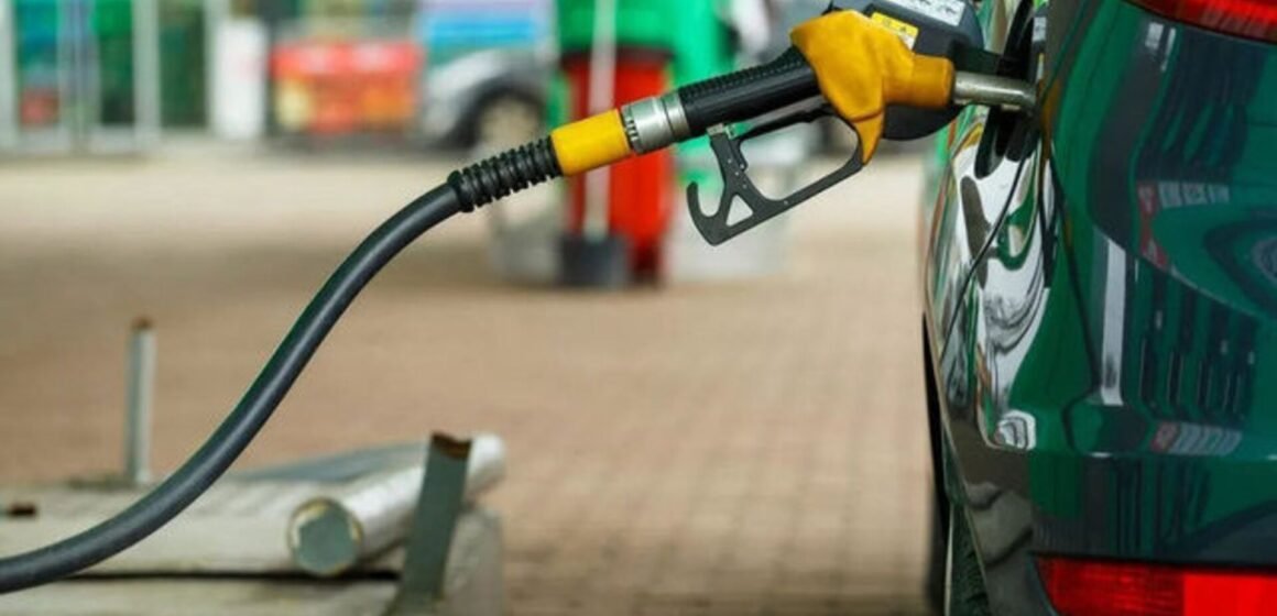 Brent petrolün 100 doları aşması sonrası benzine gelen 3,20 TL'lik zam 12 Eylül Cumartesi itibarıyla pompa tabelasına yansıyor. Akaryakıt istasyonunda pompa tabelası ve güncel benzin litre fiyatı