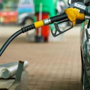Brent petrolün 100 doları aşması sonrası benzine gelen 3,20 TL'lik zam 12 Eylül Cumartesi itibarıyla pompa tabelasına yansıyor. Akaryakıt istasyonunda pompa tabelası ve güncel benzin litre fiyatı
