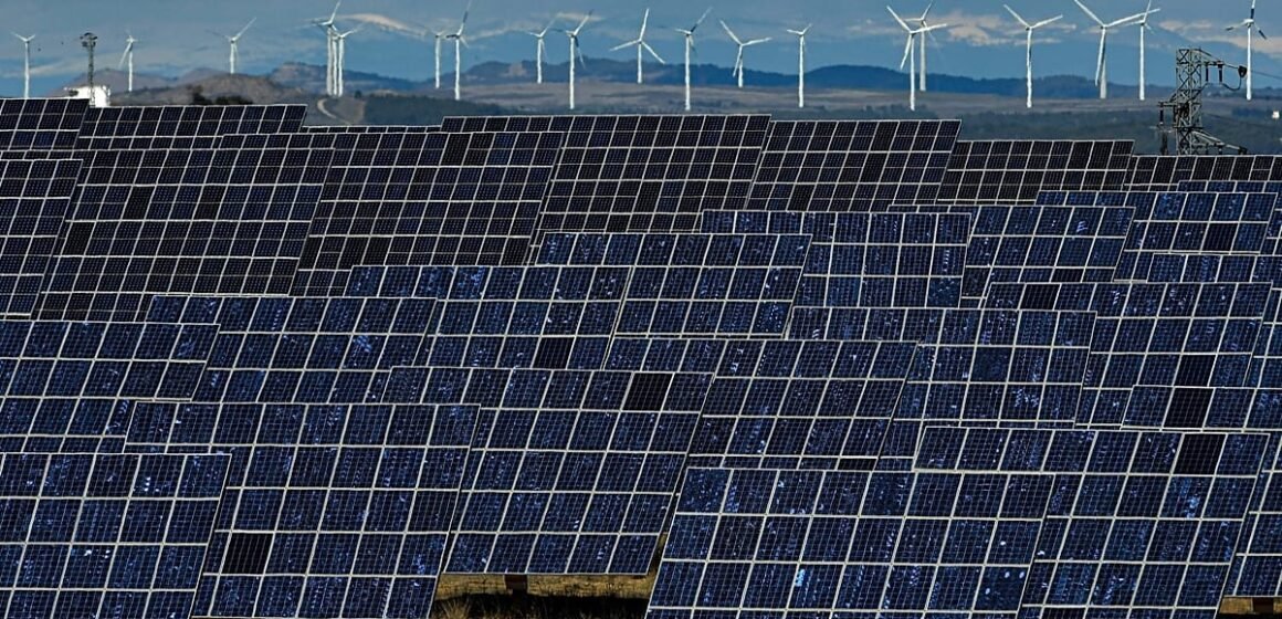 Akdeniz'in yenilenebilir enerji kapasitesi 552 GW'ı aşarak küresel ölçekte dikkat çekiyor. Akdeniz kıyısında güneş panelleri ve rüzgâr türbinleri
