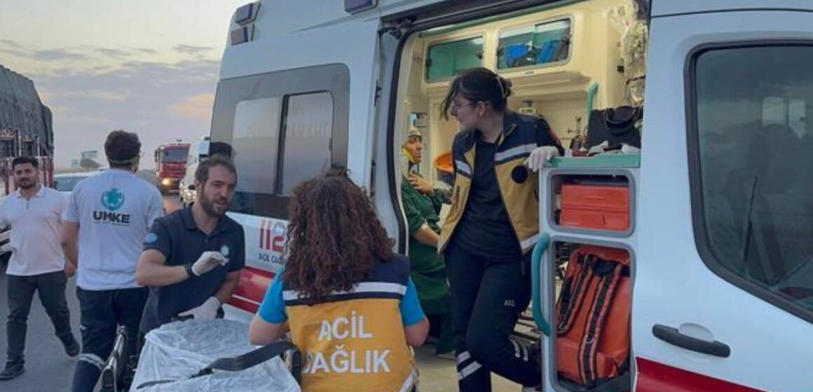 Aksaray-Konya kara yolunun 10. kilometresinde kum fırtınası nedeniyle 7 araçlı zincirleme kaza meydana geldi; 16 kişi yaralandı. Aksaray-Konya kara yolunda kum fırtınası sonrası 7 aracın karıştığı zincirleme kaza yeri
