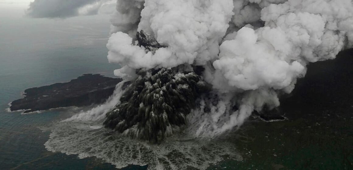 Anak Krakatau Yanardağı patlamasını görüntülemek için yola çıkan ancak kaybolan gazeteci ekibini konu alan haber görseli.