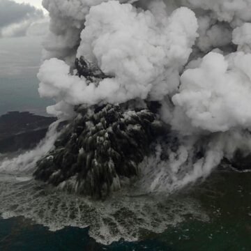 Anak Krakatau Yanardağı patlamasını görüntülemek için yola çıkan ancak kaybolan gazeteci ekibini konu alan haber görseli.