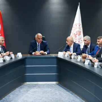 Kültür ve Turizm Bakanı Mehmet Nuri Ersoy, Kahramanmaraş'ta yerel yöneticilerle bir araya geldi. Bakan Ersoy, Kahramanmaraş'ta vali ve milletvekilleriyle kültürel miras toplantısında