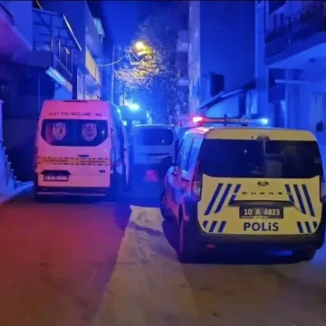 Balıkesir'in Karesi ilçesinde iki kardeş arasında çıkan bıçaklı kavgada 1 kişi hayatını kaybetti, 1 kişi yaralandı. Balıkesir Karesi ilçesinde kardeşlerin bıçaklı kavgasının yaşandığı olay yeri