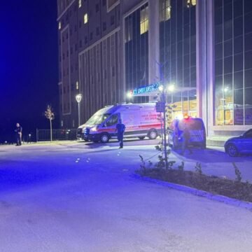Bartın'da eğlence mekanında çıkan kavgada 1 ölü, 4 yaralı Bartın'da bir eğlence mekanında çıkan silahlı ve bıçaklı kavgada 1 kişinin hayatını kaybettiği, 4 kişinin yaralandığı olay yeri
