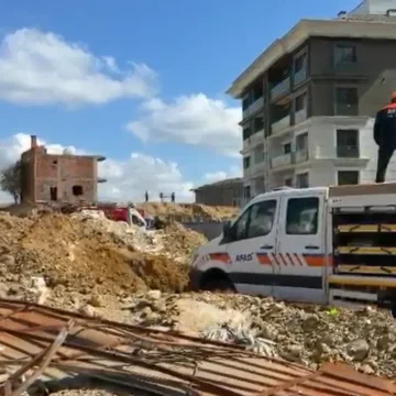 Şamlar Mahallesi'ndeki şantiyede toprak kayması sonrası ekiplerin çalışması (temsili) Başakşehir Şamlar Mahallesi'nde istinat duvarı çöken şantiyede arama kurtarma ekipleri