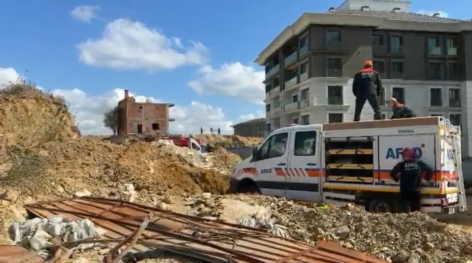 Şamlar Mahallesi'ndeki şantiyede toprak kayması sonrası ekiplerin çalışması (temsili) Başakşehir Şamlar Mahallesi'nde istinat duvarı çöken şantiyede arama kurtarma ekipleri