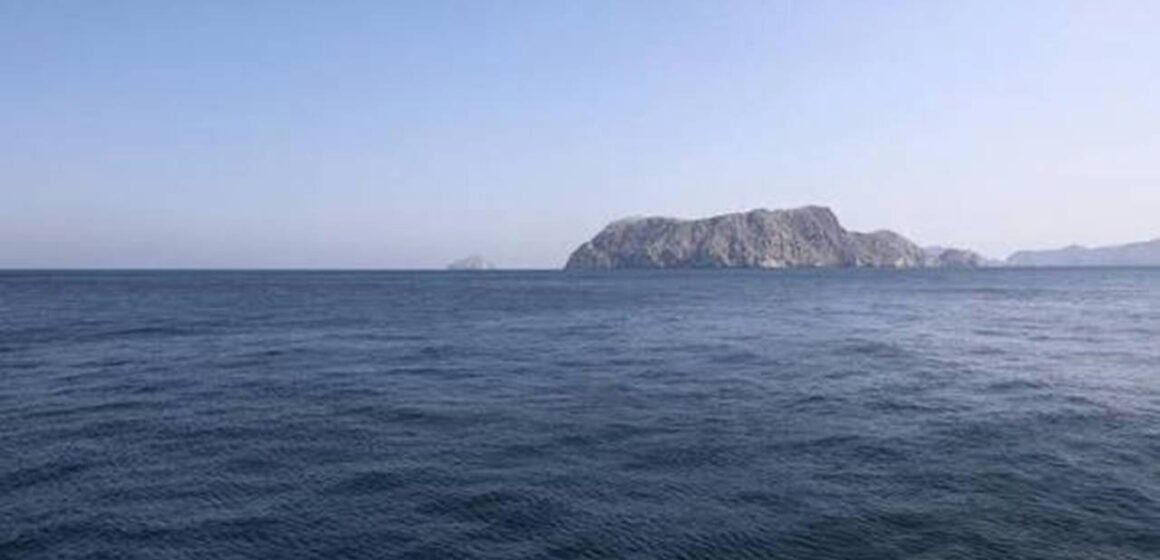 Basra Körfezi'nde saldırıya uğrayan akaryakıt tankerinin denizden görünümü