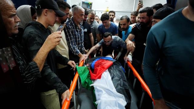 Filistinli sağlık ekipleri Batı Şeria'daki köyde inceleme yapıyor. Batı Şeria'da bir köyde düzenlenen saldırının ardından olay yeri görüntüsü