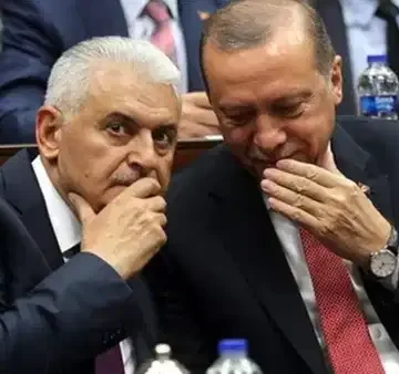 Binali Yıldırım'ın AKP içi temaslarına ilişkin kulis iddiasını aktaran yazının görseli. Binali Yıldırım'ın bir etkinlikte konuşma yaptığı arşiv fotoğrafı