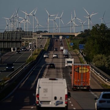 Avrupa Komisyonu, 2030 sonrası yenilenebilir enerji düzenlemesini yenilemeye hazırlanıyor. Brüksel'de Avrupa Komisyonu binası önünde AB bayrakları