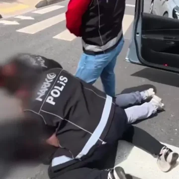 Çatalca'da uyuşturucu operasyonunda 11 kilo 500 gram kokain ele geçirildi, 2 şüpheli gözaltına alındı. Çatalca'da narkotik ekiplerinin düzenlediği operasyonda ele geçirilen kokain paketleri ve gözaltına alınan şüpheliler