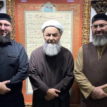 Çeçenistan Cumhurbaşkanı danışmanı, Müceddidiyye Meclisi çevresinin ismiyle İstanbul'da bir araya geldi. Çeçenistan Cumhurbaşkanı danışmanı ile Ahmet Mahmut Ünlü'nün görüşme karesi