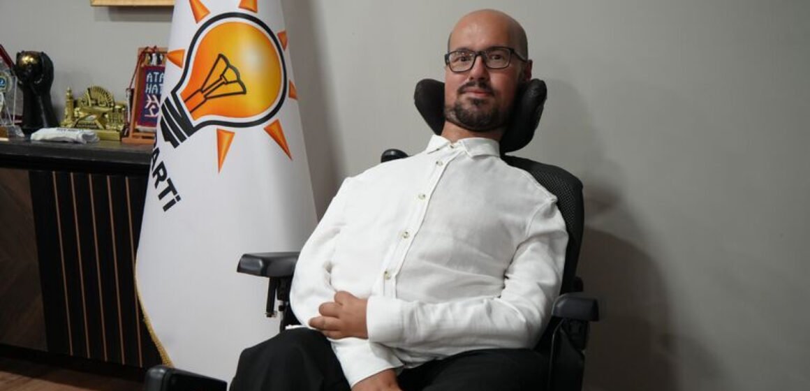 Samsun Atakum'da konvoyu durduran Erdoğan, Emre Vural'a halini hatırını sordu Cumhurbaşkanı Erdoğan'ın otobüsten inerek Samsun'da engelli genç Emre Vural'ın yanına gittiği an