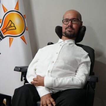 Samsun Atakum'da konvoyu durduran Erdoğan, Emre Vural'a halini hatırını sordu Cumhurbaşkanı Erdoğan'ın otobüsten inerek Samsun'da engelli genç Emre Vural'ın yanına gittiği an