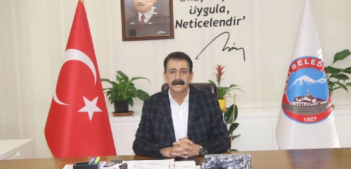 DEM Parti Ağrı Belediyesi Eş Başkanı Mehmet Akkuş (1969-2026) DEM Parti Ağrı Belediyesi Eş Başkanı Mehmet Akkuş'un portre fotoğrafı