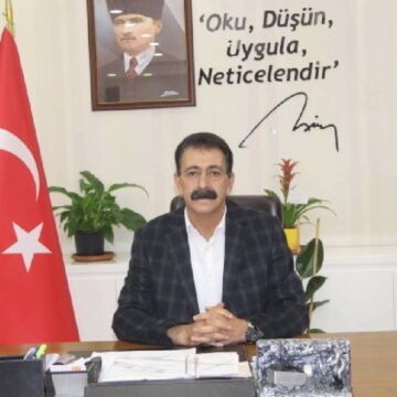 DEM Parti Ağrı Belediyesi Eş Başkanı Mehmet Akkuş (1969-2026) DEM Parti Ağrı Belediyesi Eş Başkanı Mehmet Akkuş'un portre fotoğrafı