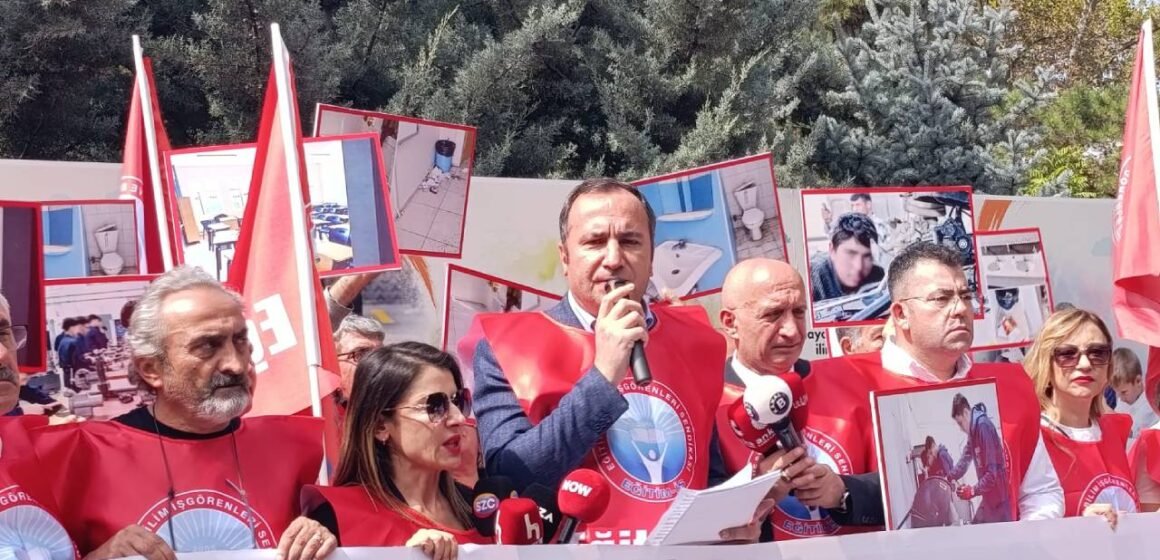 Eğitim-İş, 2026-2027 eğitim öğretim yılının ilk gününde Milli Eğitim Bakanlığı önünde toplandı. Eğitim-İş üyelerinin MEB önünde temizlik malzemeleri ve beyaz önlüklerle yaptığı eylem