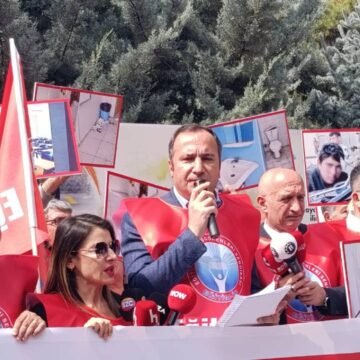 Eğitim-İş, 2026-2027 eğitim öğretim yılının ilk gününde Milli Eğitim Bakanlığı önünde toplandı. Eğitim-İş üyelerinin MEB önünde temizlik malzemeleri ve beyaz önlüklerle yaptığı eylem