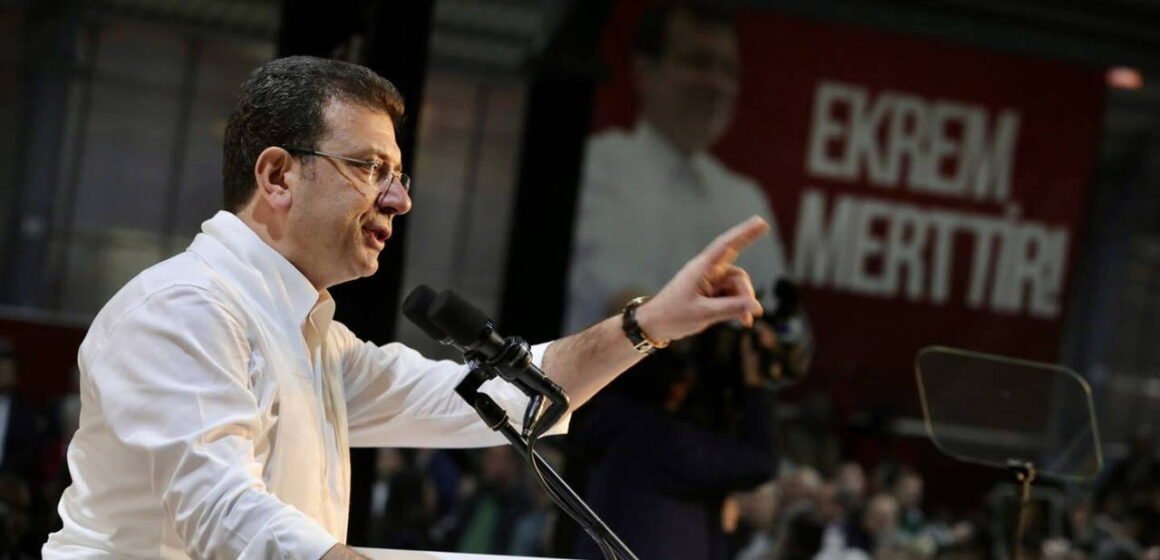 İmamoğlu, Tuzla davasını 'tam bir skandal' olarak nitelendirdi. Ekrem İmamoğlu Tuzla davasını anlattığı açıklamasında kameraya bakıyor