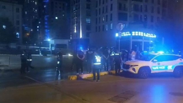 Esenyurt'ta polise yönelik silahlı saldırının ardından olay yerinde inceme sürüyor. Esenyurt'ta silahlı saldırı sonrası olay yerinde güvenlik şeridi