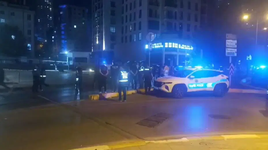 Esenyurt Akevler Mahallesi'ndeki olay yerinden bir görünüm Esenyurt'ta silahlı saldırı sonrası olay yerine sevk edilen ambulans ve polis ekipleri